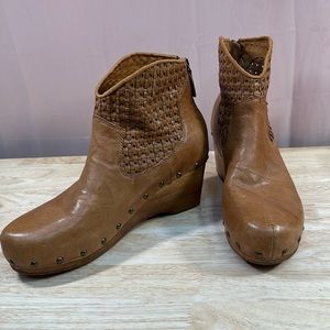 Kelsi Dagger Brooklyn Gold Studded Taupe/Tan Wedge Booty 9